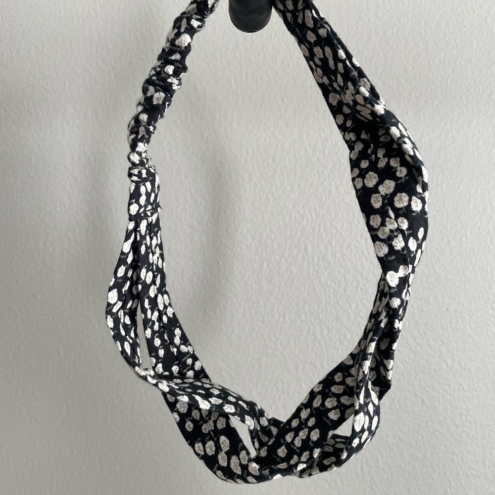 Francesca’s Floral Elastic Headband